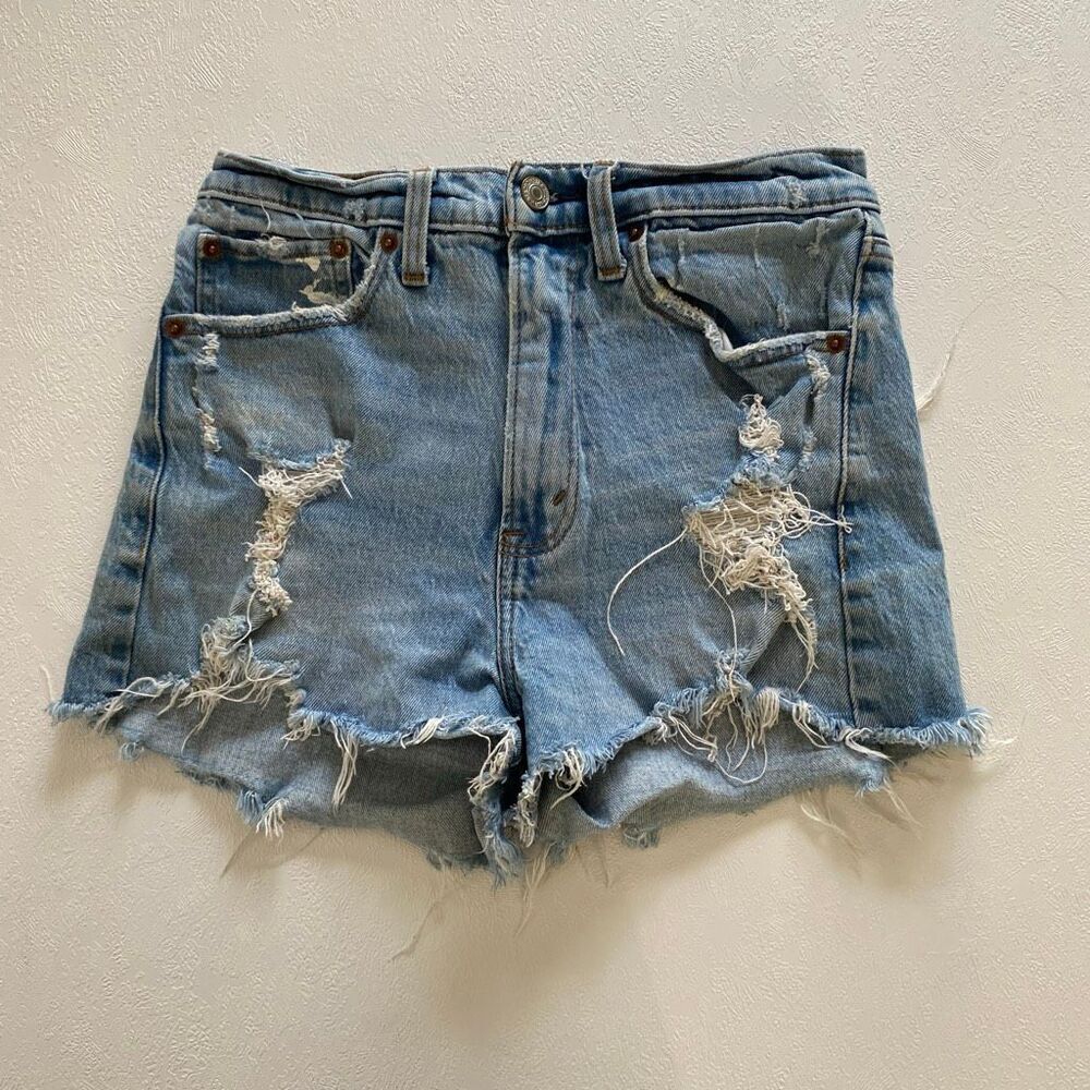 Abercrombie & Fitch High Rise Mom Shorts 26 / 2 Distressed Denim Cutoff Light Wa